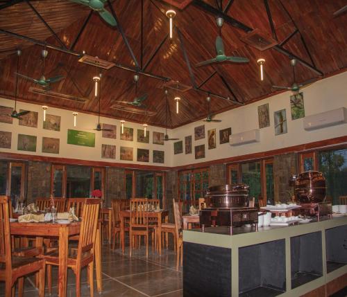 Un restaurante o sitio para comer en Tathastu Bandhavgarh