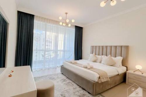 Säng eller sängar i ett rum på Stunning Sea Views at the Walk JBR Dubai