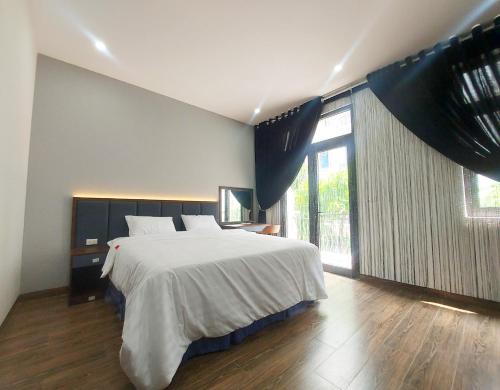1 dormitorio con cama grande y ventana grande en Hany Homestay - Vinhomes Ocean Park, en Hòa Bình