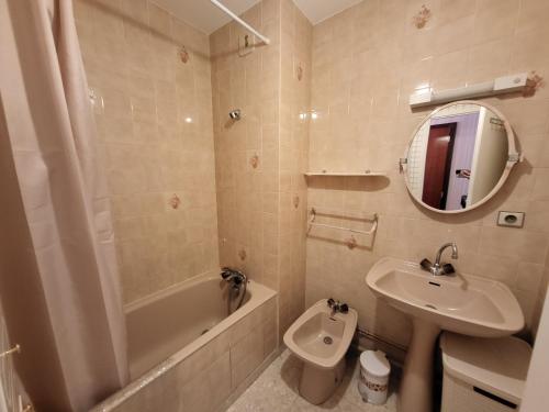 une salle de bain avec un lavabo, des toilettes et un miroir dans l'établissement T2 avec loggia, parking, à 300m de la plage - FR-1-92-898, à Les Sables-dʼOlonne
