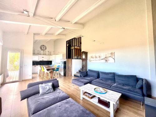 un salon avec un canapé bleu et une table dans l'établissement Villa F5 à Banyuls-sur-Mer avec jardin et parking privatif pour 8 personnes - FR-1-309-296, à Banyuls-sur-Mer