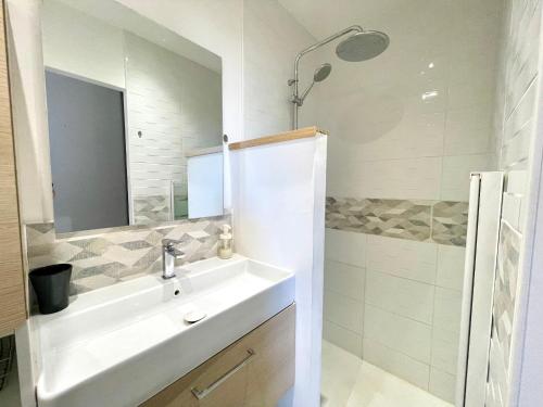 une salle de bain blanche avec un lavabo et une douche dans l'établissement Villa F5 à Banyuls-sur-Mer avec jardin et parking privatif pour 8 personnes - FR-1-309-296, à Banyuls-sur-Mer