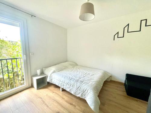une chambre avec un lit et une grande fenêtre dans l'établissement Villa F5 à Banyuls-sur-Mer avec jardin et parking privatif pour 8 personnes - FR-1-309-296, à Banyuls-sur-Mer
