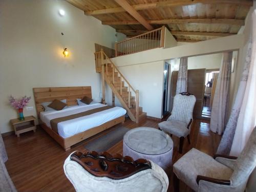 1 dormitorio con 1 cama y escalera de madera en Anmol paradise en Mukteswar