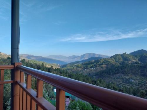 desde el balcón de una casa con vistas a las montañas en Anmol paradise en Mukteswar