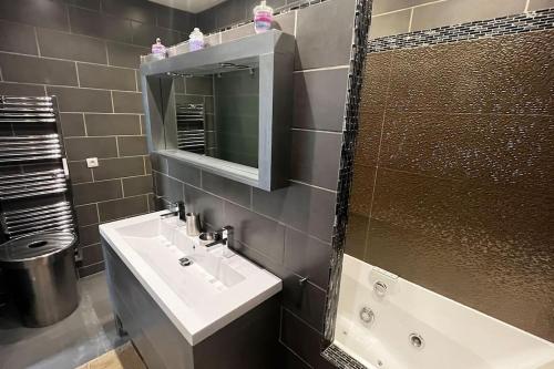 een badkamer met een wastafel en een spiegel bij maison 3 chambres avec piscine in Calvi