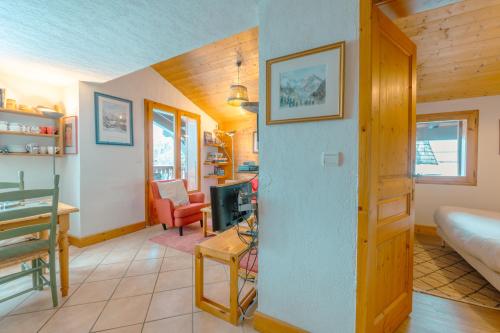 a room with a bedroom and a living room with a bed at 3 chambres - Plan des Reines - Happy Rentals in Chamonix
