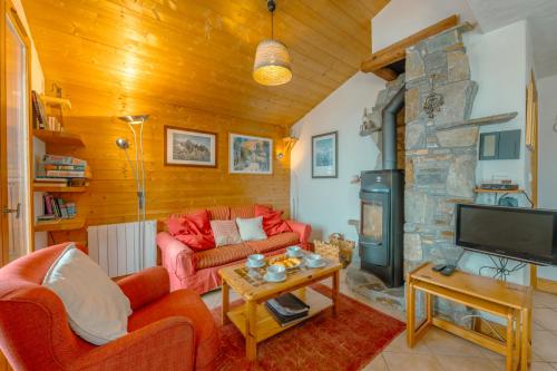 a living room with a couch and a fireplace at 3 chambres - Plan des Reines - Happy Rentals in Chamonix