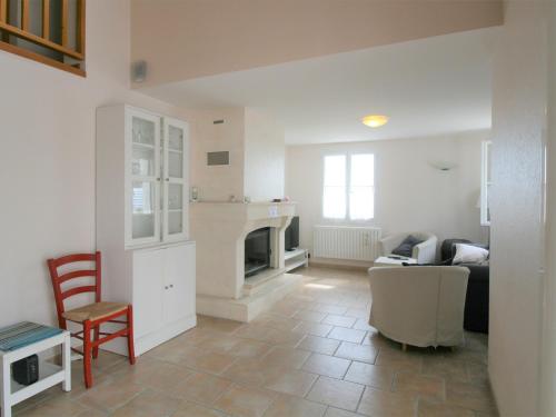 un salon avec un canapé et une cheminée dans l'établissement Maison à 50m de la plage avec jardin clos et wifi - La Tranche-sur-Mer - FR-1-22-314, à La Tranche-sur-Mer
