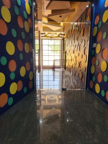 un couloir avec une chambre dotée d'un mur avec des points de polka dans l'établissement Maya Suites Badian powered by Cocotel, à Badian