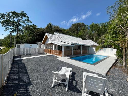 Πισίνα στο ή κοντά στο 3 bedroom & loft pool villa copacolanta