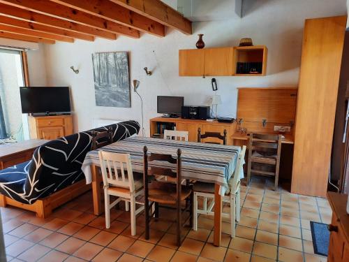 une cuisine et une salle à manger avec une table et des chaises dans l'établissement Villa confortable à Seignosse : plage, commerces et piste cyclable à proximité - FR-1-239-771, à Seignosse