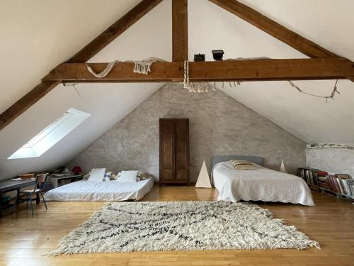 - une chambre mansardée avec 2 lits et un tapis dans l'établissement Maison de charme avec jardin clos, à 50m des commerces et proche plage, pour 8 personnes - FR-1-639-54, à Arzon