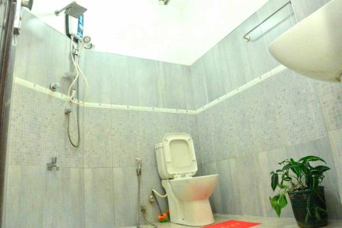 W łazience znajduje się prysznic i toaleta. w obiekcie The Bunker w mieście Badulla