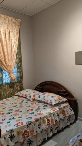 Ένα ή περισσότερα κρεβάτια σε δωμάτιο στο Sri Damai Homestay