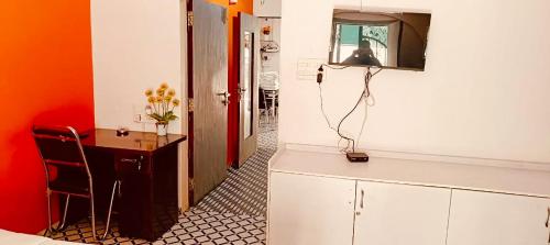 Ванная комната в Budget Private Ac Room with Kitchen Near Osho Garden