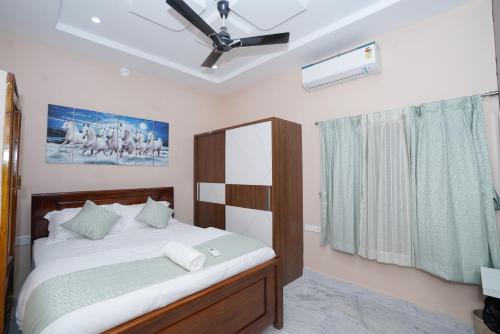 una camera con letto e ventilatore a soffitto di Katyayani Serenity - Your Premium Homestay a Bhadrachalam