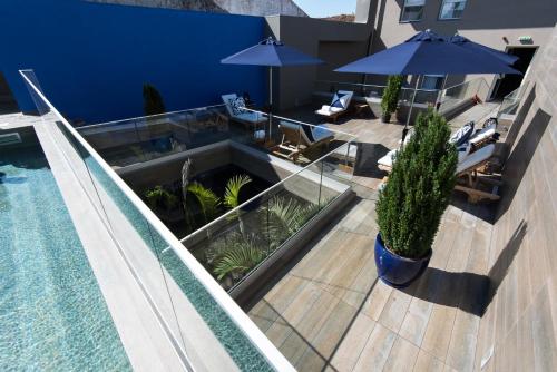an overhead view of a pool with chairs and umbrellas at Hotel Casa Hintze Ribeiro in Ponta Delgada