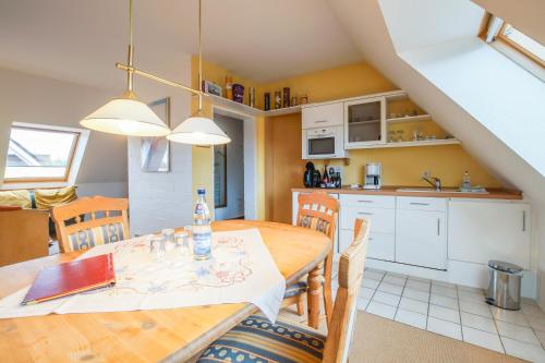 a kitchen and dining room with a table and chairs at Pension Lindenkrug in Thomsdorf