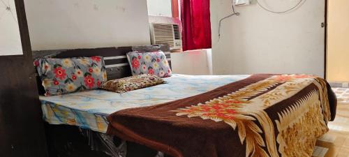 een bed met kussens in een kamer bij Priya Prem peeth guest house ⁰ in Vrindāvan