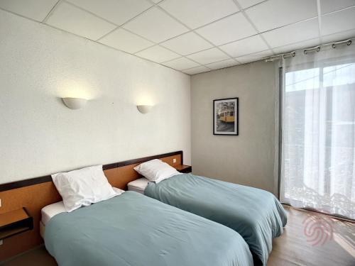 Un pat sau paturi într-o cameră la Studio Lamalou-les-Bains, 1 pièce, 2 personnes - FR-1-451-175
