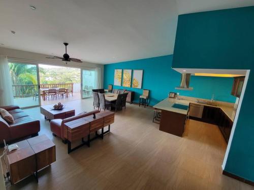 a living room with a couch and a table at Comodidad y naturaleza in San Francisco