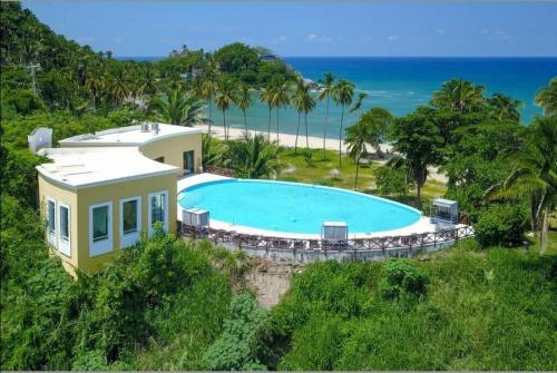 an aerial view of a house with a swimming pool and the beach at Comodidad y naturaleza in San Francisco