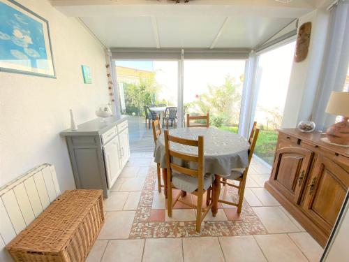 une salle à manger avec une table et des chaises dans l'établissement Charmante maisonnette avec jardin, proche plage et commodités, La Tranche sur Mer - FR-1-22-340, à La Tranche-sur-Mer