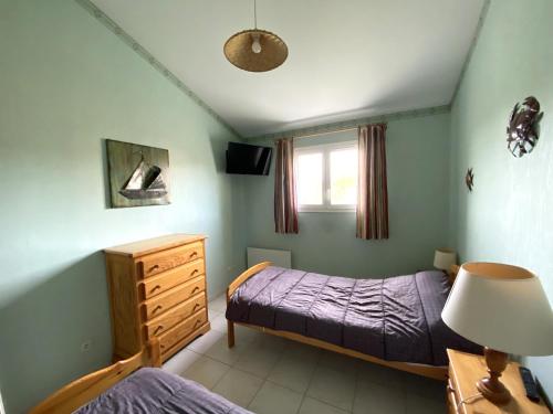 ein Schlafzimmer mit einem Bett, einer Kommode und einem Fenster in der Unterkunft Maison Saint-Palais-sur-Mer, 4 pièces, 6 personnes - FR-1-539-47 in Saint-Palais-sur-Mer
