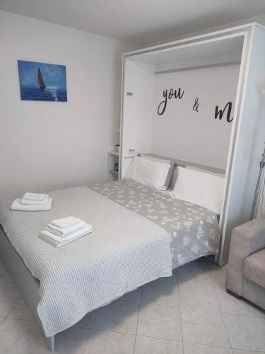 a bedroom with a bed with a sign that reads you are me at Appartamento Oxygen in Riva del Garda