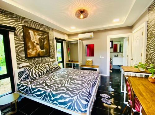 a bedroom with a bed in a room at Baan Suan Khiriwong 2-BR Villa บ้านสวนคีรีวงศ์ in Khao Yoi