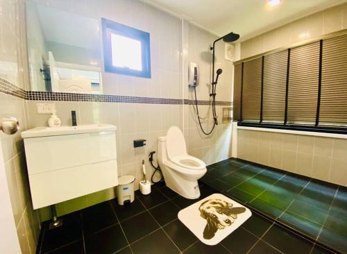 a bathroom with a toilet and a sink and a shower at Baan Suan Khiriwong 2-BR Villa บ้านสวนคีรีวงศ์ in Khao Yoi