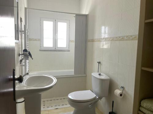 セジンブラにあるCasa Vila Sao & Pompeiaのバスルーム(トイレ、洗面台付)