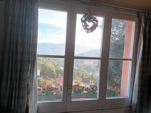 a window with a view of a mountain at vistas y relax 126m privados con piscina No cocina in Costa del Maresme