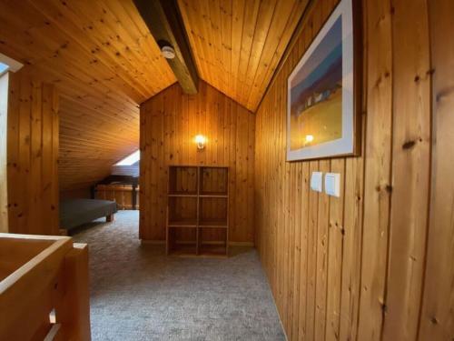 Habitación con paredes de madera y techo de madera. en Black Forest Nest en Todtmoos