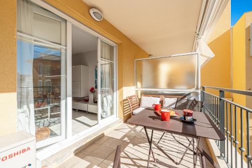 un balcon avec une table et des chaises dessus dans l'établissement Royal Sunny Apt 200m From Beach - Happy Rentals, à Menton