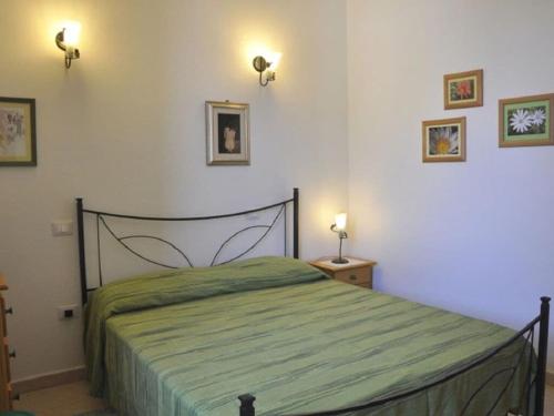 ein Schlafzimmer mit einem Bett und zwei Lampen an der Wand in der Unterkunft Lubagnu Vacanze in Castelsardo