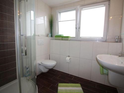y baño con aseo, lavabo y ducha. en Gerda in the Michaela House en Borkum