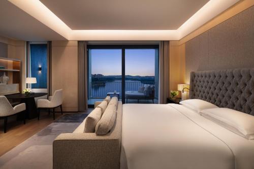 Postel nebo postele na pokoji v ubytování Hyatt Regency Dongguan