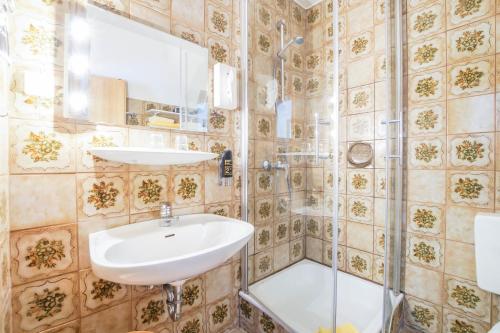 a bathroom with a sink and a shower at Pension Lindenkrug in Thomsdorf
