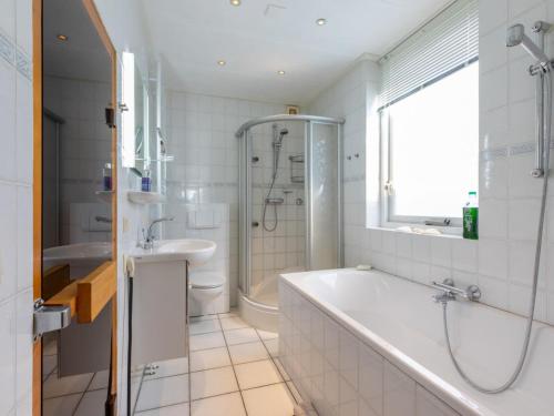Ένα μπάνιο στο Holiday Home in Koudekerke with Hot Tub