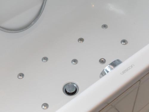 Ένα μπάνιο στο Holiday Home in Koudekerke with Hot Tub