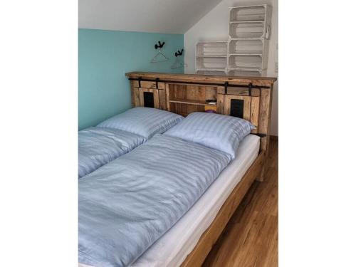 un marco de cama con 2 almohadas encima en Holiday home Pippa Comfortable holiday residence, en Mücheln