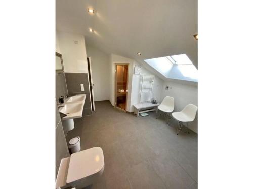 - Baño con 2 lavabos y 2 aseos en "Penthouse apartment on the water" en Rechlin