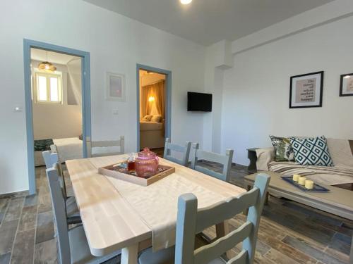 ein Wohnzimmer mit einem Tisch und einem Sofa in der Unterkunft Evdokia's House Amorgos-Chora in Amorgós