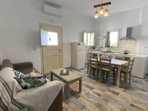 uma sala de estar com um sofá e uma mesa em Evdokia's House Amorgos-Chora em Amorgós
