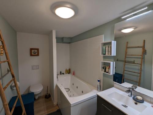 une salle de bain avec une baignoire, un lavabo et des toilettes dans l'établissement Maison 4 chambres avec clim, Wi-Fi à 5 min de la plage à Arcachon - FR-1-420-124, à Arcachon