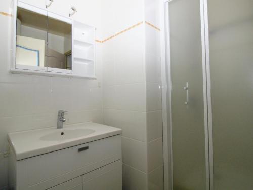 y baño blanco con lavabo y ducha. en Appartement Saint-Cyprien, 2 pièces, 4 personnes - FR-1-309-370, en Saint-Cyprien