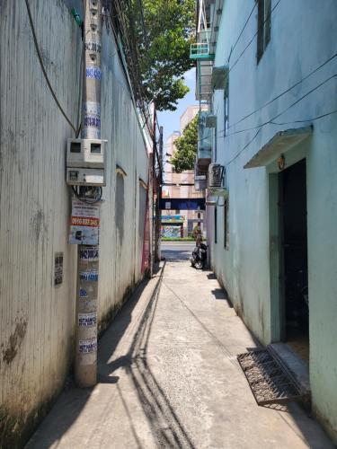 un callejón con señales en el lateral de un edificio en 68b hùng vương en Trung An