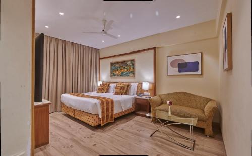 Postel nebo postele na pokoji v ubytování Regent Hotel Andheri